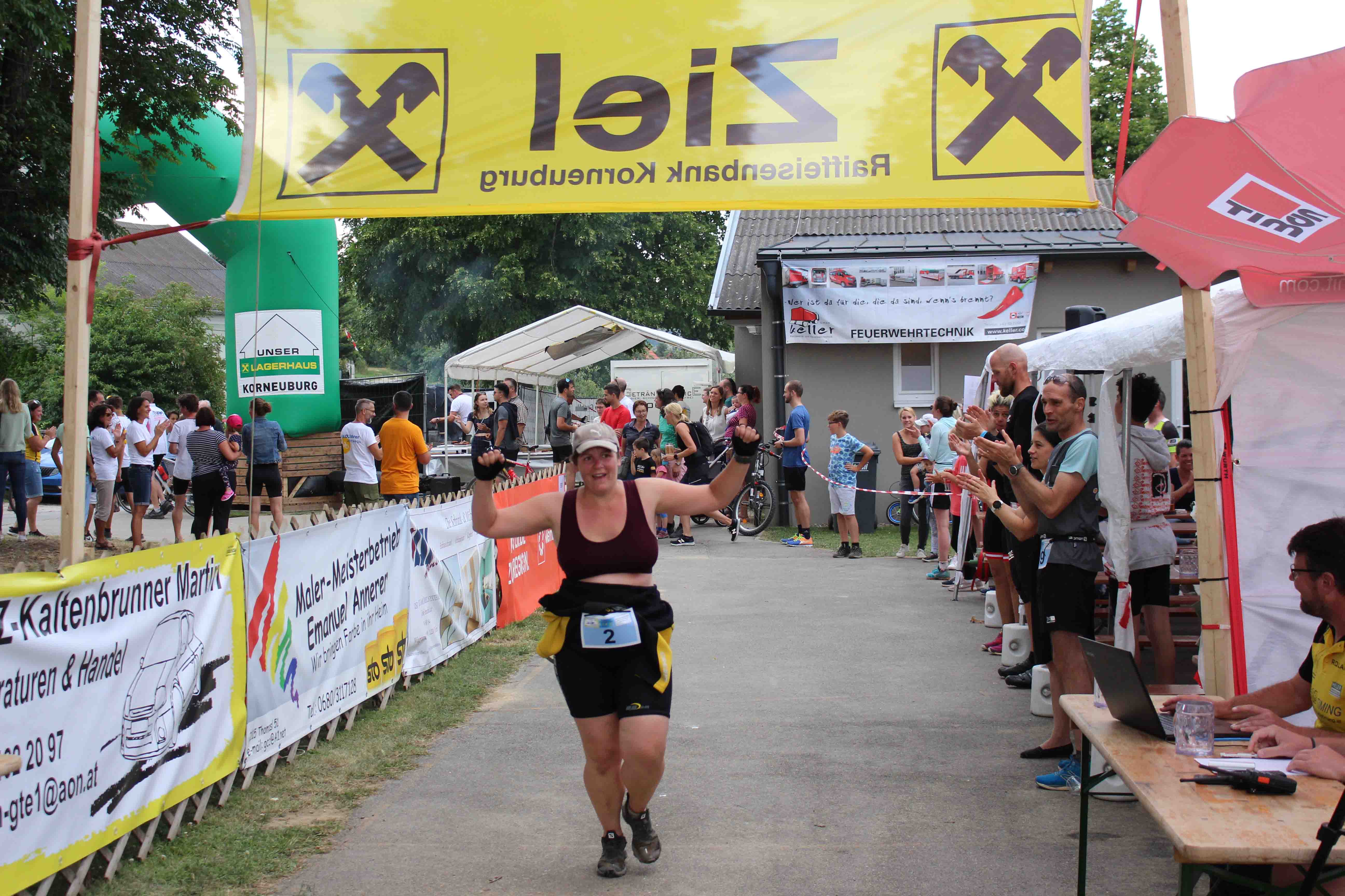 Eine Teilnehmerin des Hetzmannsdorfer Triathlons beim Zieleinlauf